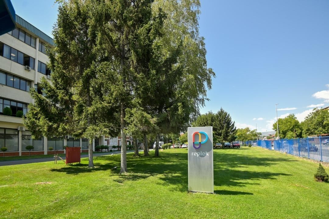 ДУШАН ПЕЦОВСКИ ПОВТОРНО КУПИ АКЦИИ ОД РЕПЛЕК – Генералниот директор ја засилува својата позиција