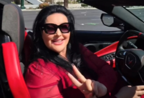 Драгана Мирковиќ во автомобил од 130.000 евра:  Се исправи на предното седиште и ги крена рацете нагоре