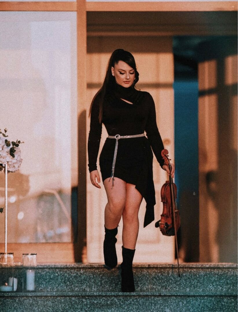 Која е Сања Здјелар, 23-годишната скопјанка која прави спектакл со виолината на свадби