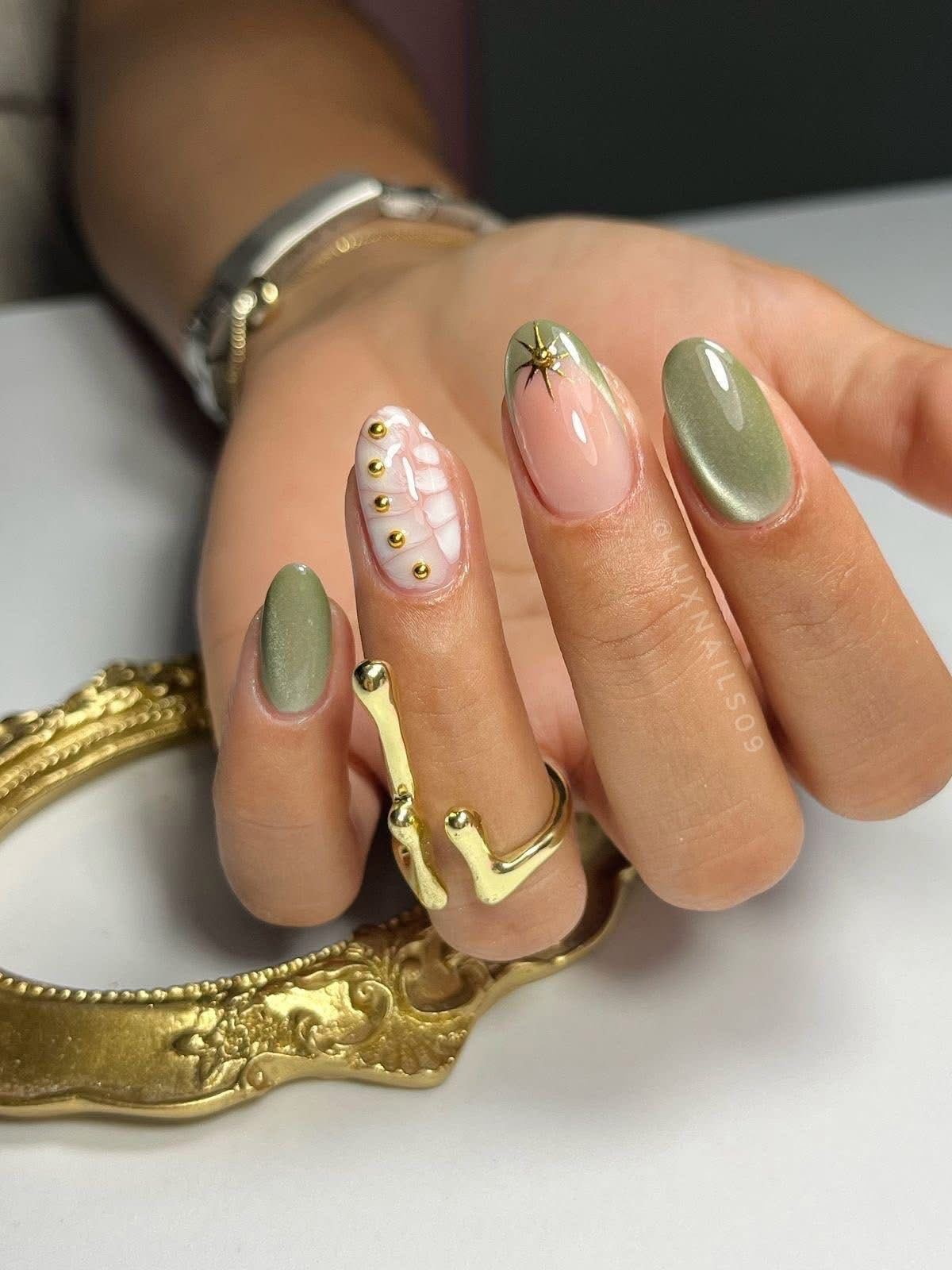 Пролет на вашите нокти? Може! Овој маникир е хит, жените сега го бараат во салоните