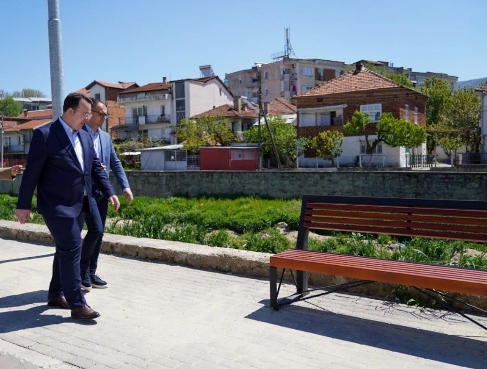 Вицепремиерот Николоски ги разгледа клупите поставени во Прилеп