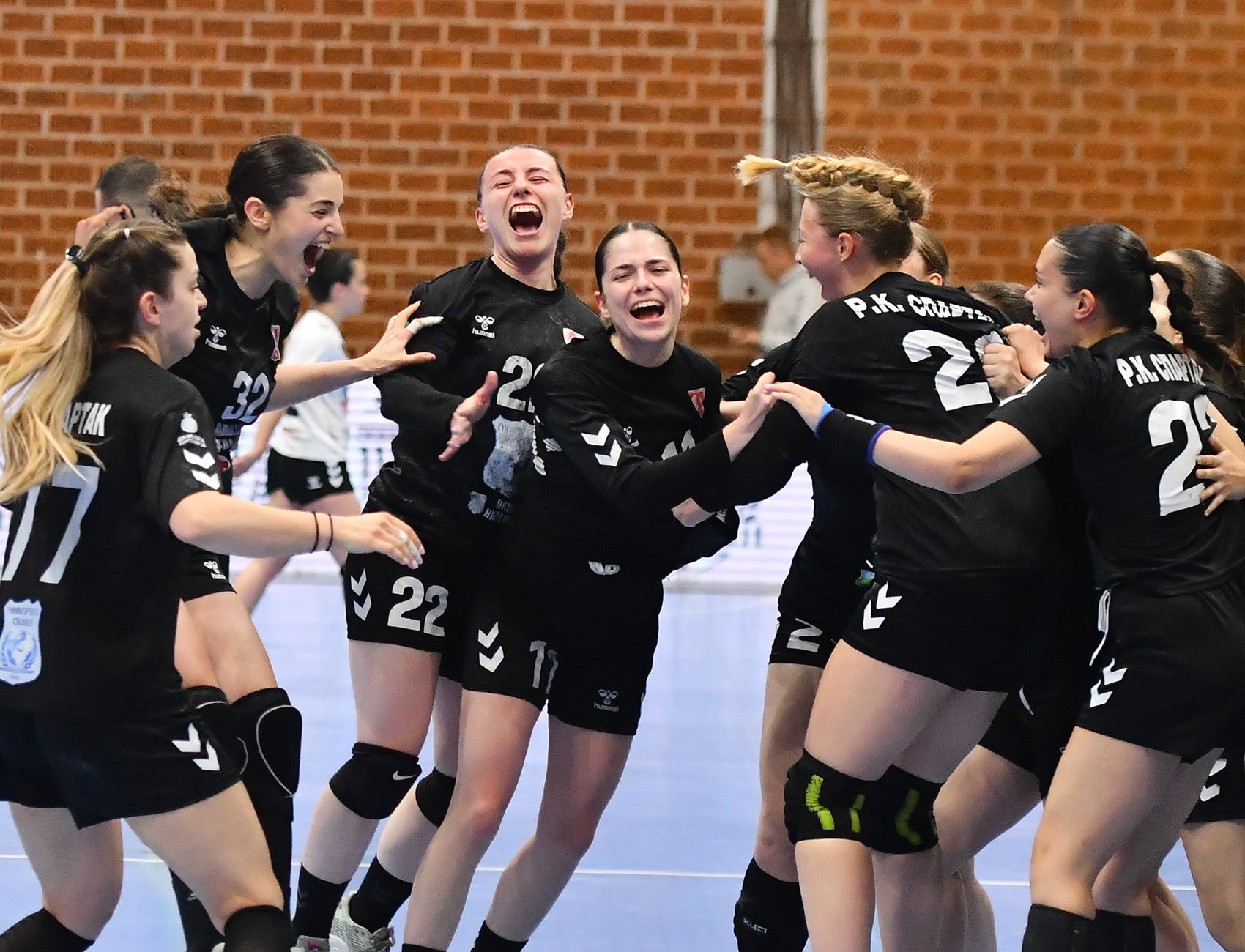 Драма, неизвесност, три црвени картони и хепи-енд за Спартак