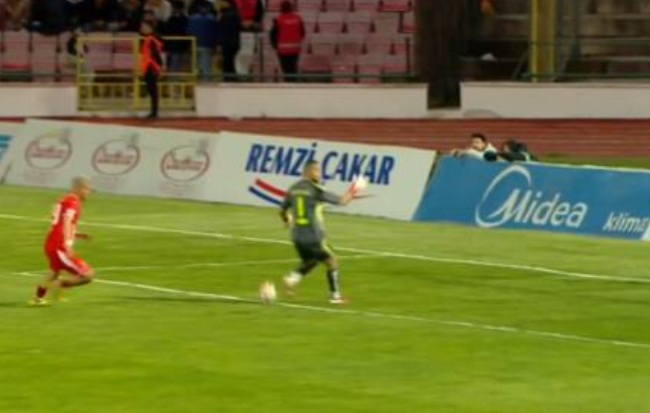 Аматерска грешка на голман предизвика ерупција од радост во Турција (ВИДЕО)