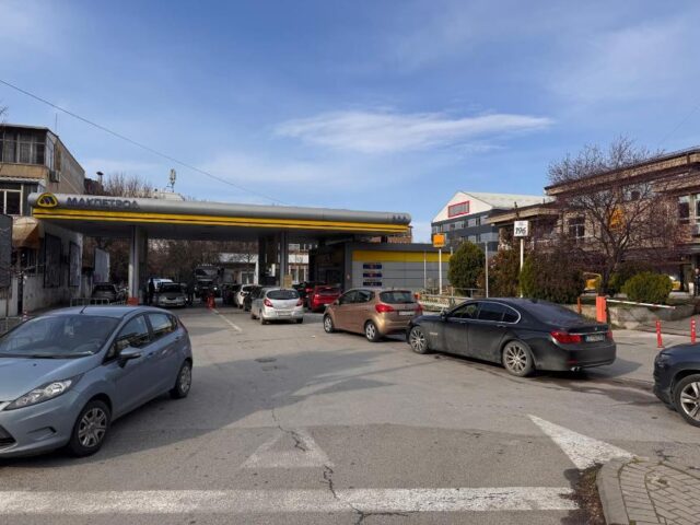 Владата на вонредна седница донела одлука за намалување на акцизите за горивата