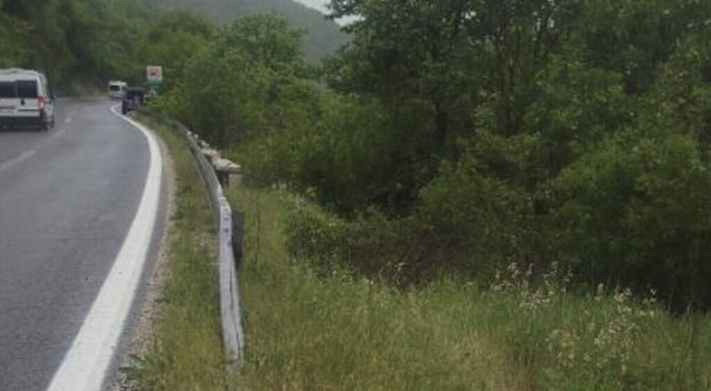 Полициски службеници успешно извлекоа шест лица од излетано возило надвор од автопат