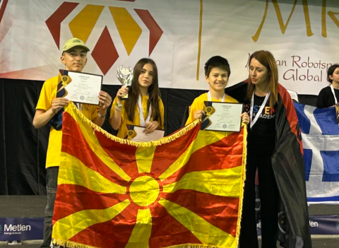 Тимот SPACE WALKERS составен од Павел Попоски, Анастасија Дудеска и Јаков Петков освои злато на Олимпијадата за роботика