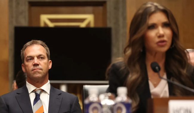 СОПРУГОТ НА БИВШАТА МИНИСТЕРКА НА ТРАМП, КРИСТИ НОЕМ, ИМ ПРАЌАЛ НА ДРУГИ ЖЕНИ ФЕТИШ ФОТОГРАФИИ НА КОИ НОСИ ГОЛЕМИ ВЕШТАЧКИ ГРАДИ