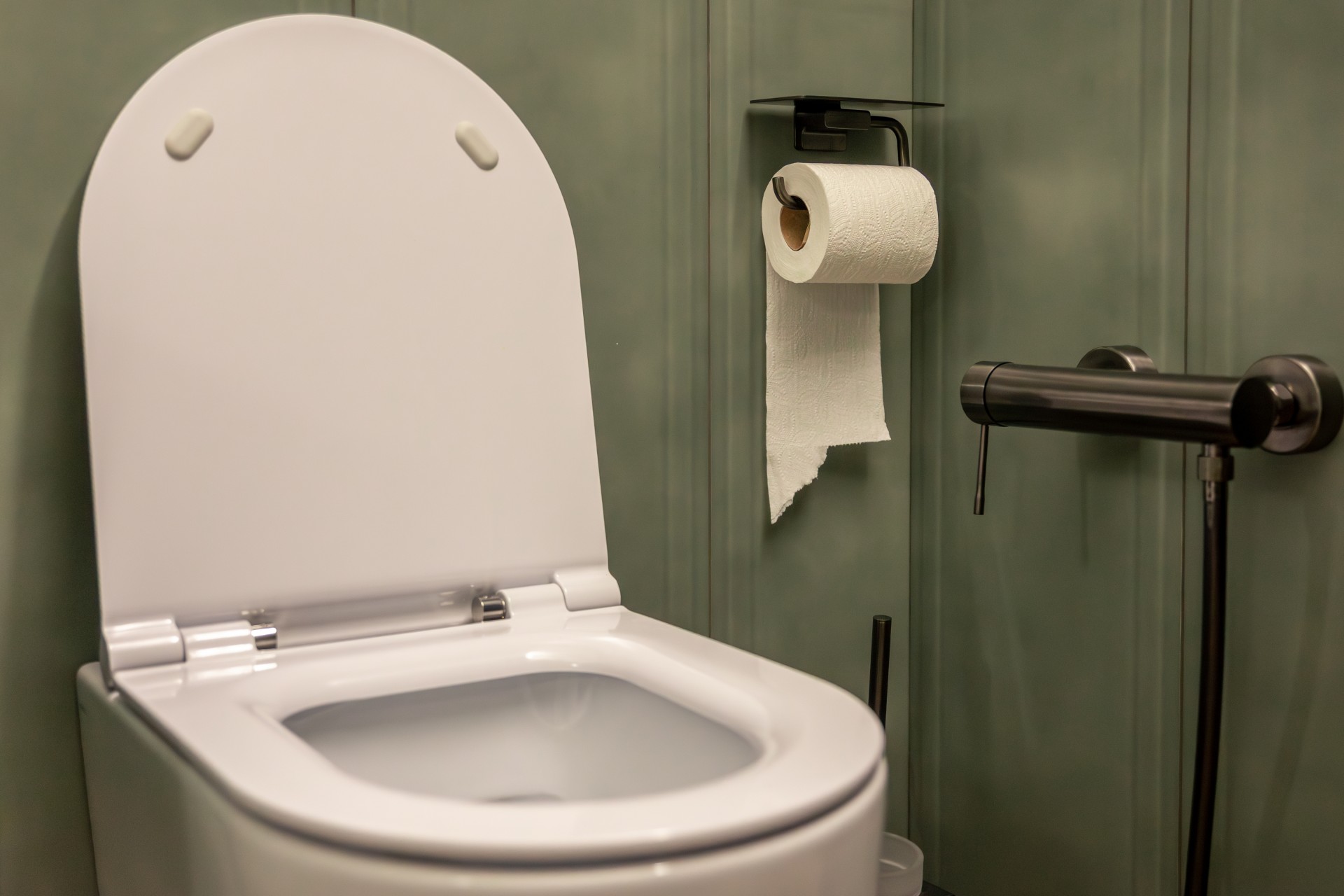 Ова сигурно не го знаете: Што се случува ако не го спуштите капакот од WC школката?