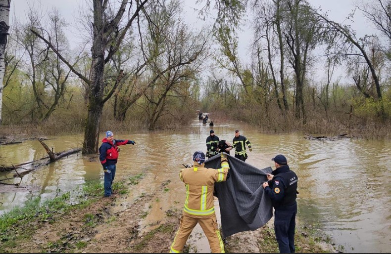 Во спасувачка акција во Хрватска извлечени 30 лица од реката Сава