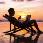 Од работа директно на плажа на лежалка – телото тоа не го простува