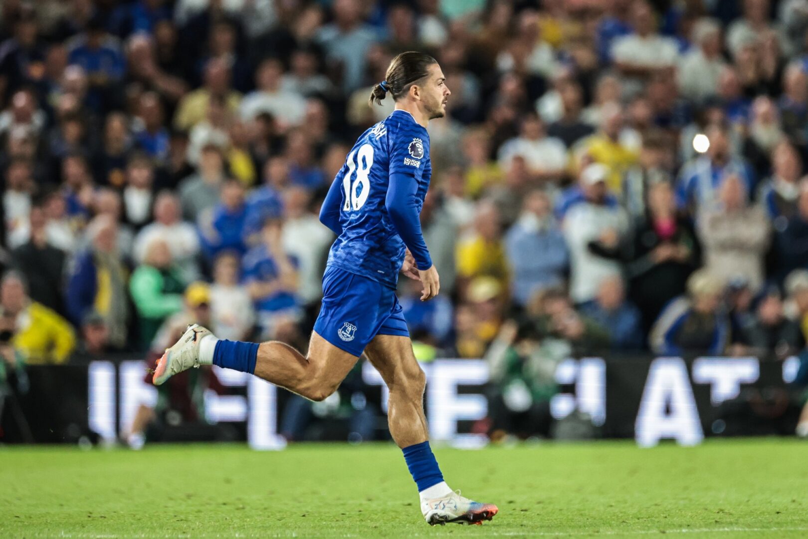 Џек Грилиш, среде ден, камен пијан спие во бар