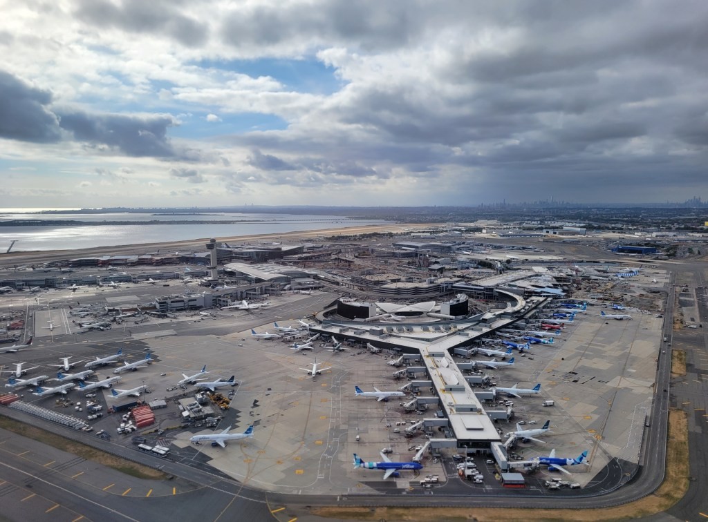 Бебе родено во авион помеѓу Јамајка и Њујорк нема државјанство – експертите велат дека иднината на детето е неизвесна