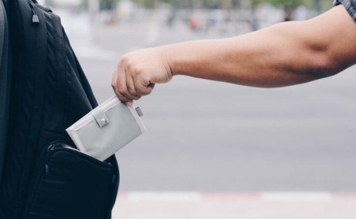 ШУТО ОРИЗАРИ: Ѝ понудил помош на старица, па ја нападнал и ограбил