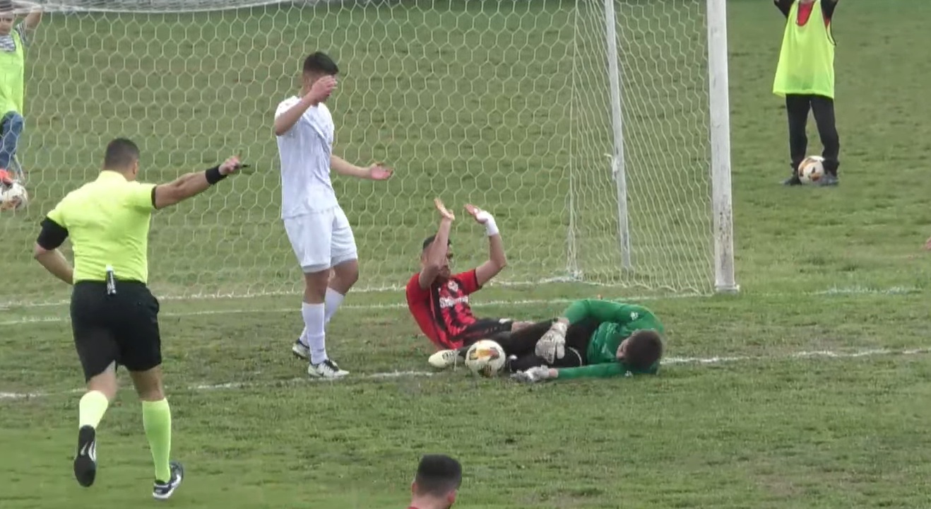 Непријатни сцени во Сингелиќ: Голманот на Тетекс доби удар во глава, но се врати во мечот! (ВИДЕО)
