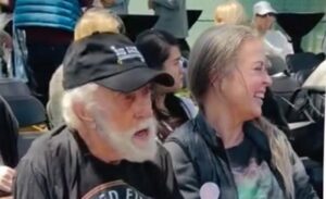 (ВИДЕО+ФОТО) Во добро расположение – Годините не го спречуваат Дик Ван Дајк да се забавува: Стогодишникот е снимен како танцува со сопругата