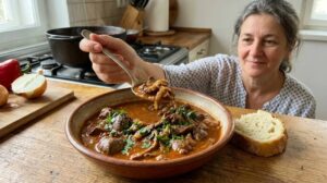 (Рецепт) Се подготвува побрзо од гулаш, а вкусот е врвен: Старомодно јадење со сос кој се мака до последна капка