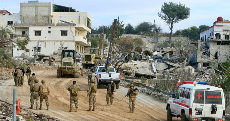 (Видео) Либански медиуми: Израелската армија погоди два автомобила во близина на Бејрут
