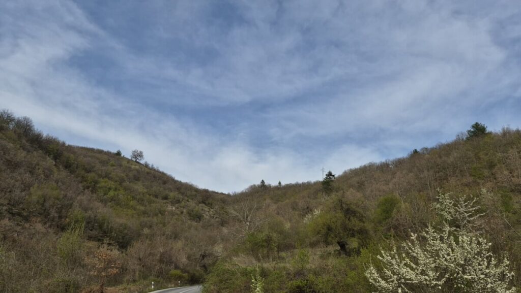 Променливо облачно со сончеви периоди