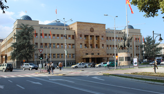 Денес во Собранието: одлука за продолжување на кризната состојба за нафта и деривати до 20 јули