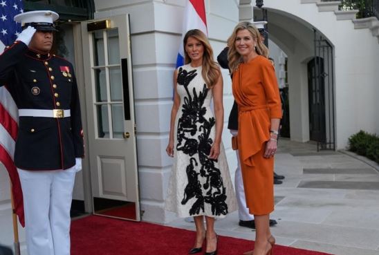 (Фото) Моден двобој на Меланија Трамп и кралицата Максима од Холандија: Која повеќе ви се допаѓа?