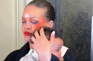 (ВИДЕО+ФОТО) Ријана конечно ја покажала ќерка си: Бебето во пелени од Диор, девојчето е родено пред 7 месеци, а веќе е на насловната страница