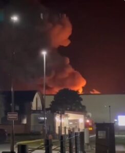 ВИДЕО Голем пожар во британската база од која американските бомбардери летаат кон Иран