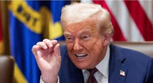 Демократите бараат поддршка од републиканците за да ја ограничат моќта на Трамп