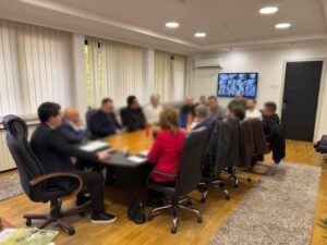 Директорот ги „шпионира“ вработените во АХВ со камери, ги демне по цел ден во неговата канцеларија