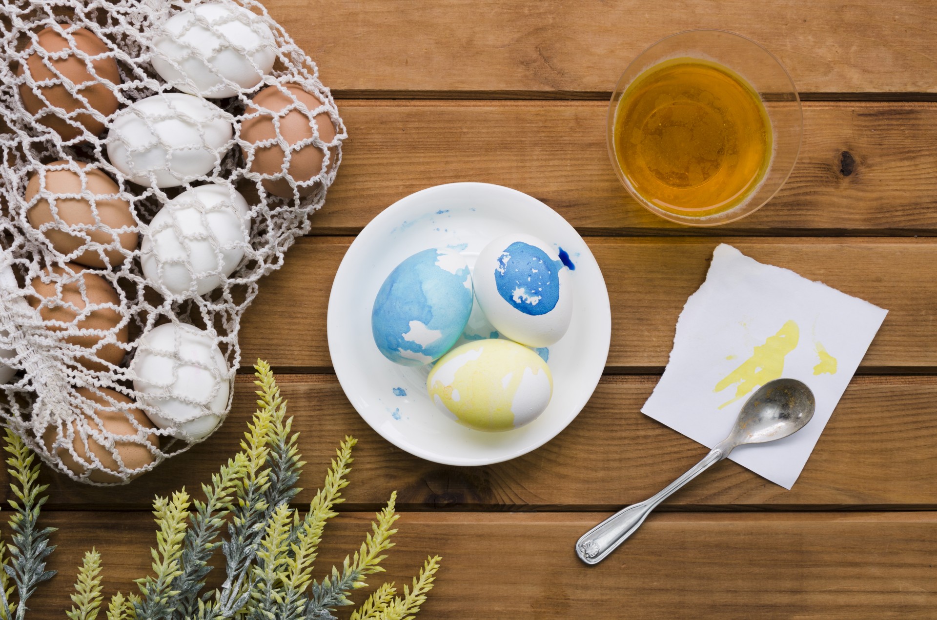 Како да се обојат велигденски јајца со сода бикарбона?
