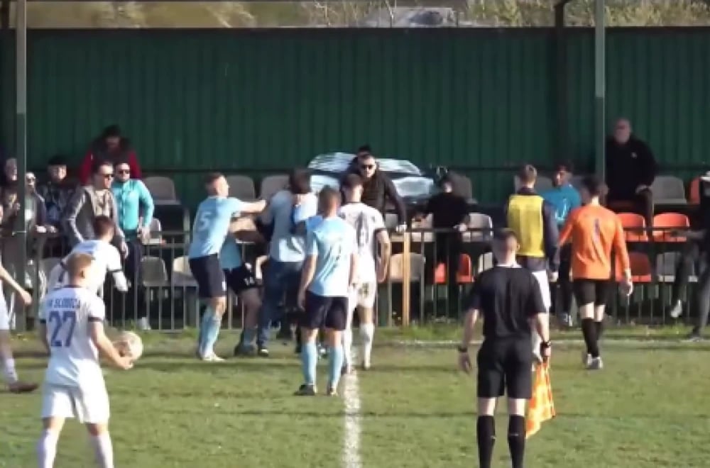 Невиден скандал во српскиот фудбал: Гостински навивачи го претепаа домашниот тренер (ВИДЕО)