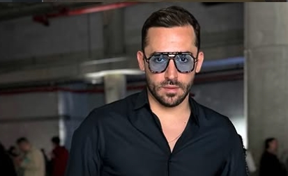 Александар Тарабунов позира пред огледало како модел, па ги насмеа сите со „охридското макало се пок..ало!“