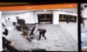 ВИДЕО: Објавена снимка од моментот на пукањето во белата куќа