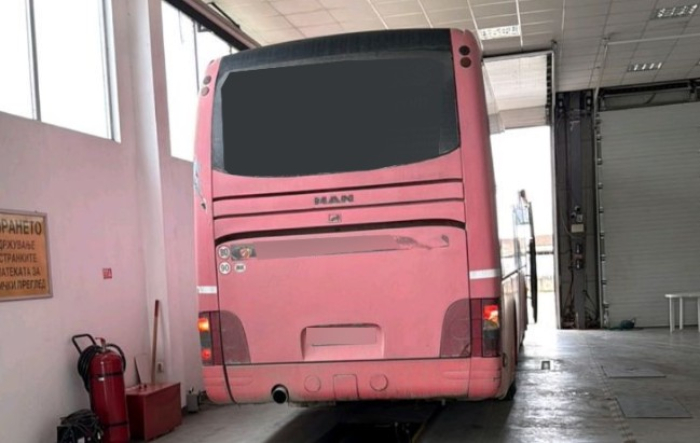 Санкциониран возач на автобус, кој со неисправни сопирачки возел двојно повеќе деца од дозволеното