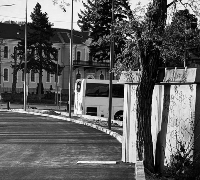 Македонија не може да се изначуди, а Општина Битола го правда трансформаторот на улицата