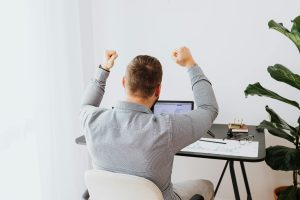 Враќање на работа без стрес: Како да го вратите фокусот по празниците