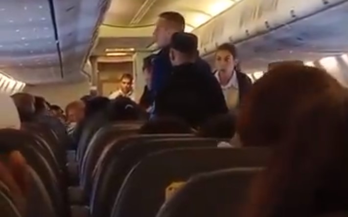 Фудбалер предизвика инцидент: Се шегуваше со „бомба“ во авион, па сега го чека отказ! (ВИДЕО)