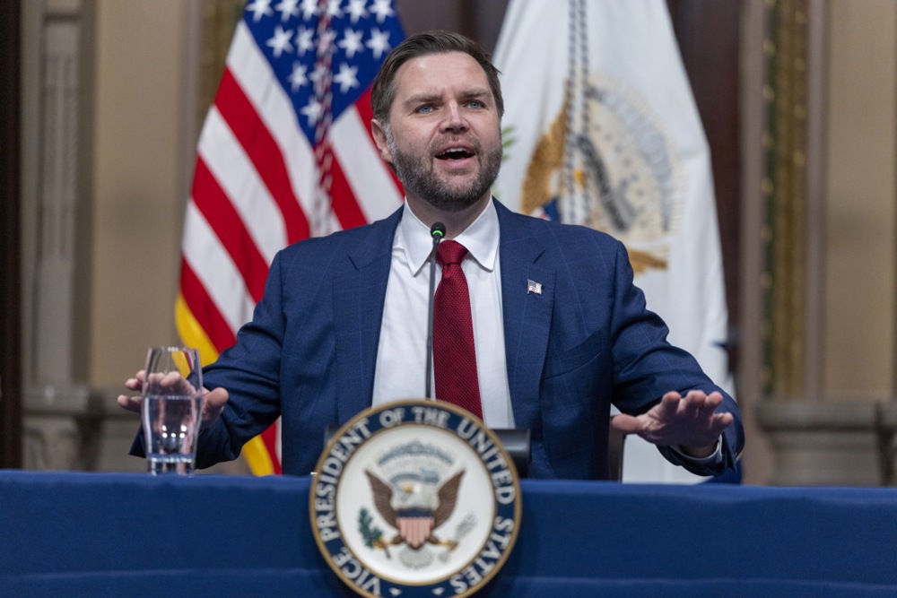 (Видео) Процедура или приоритет: Зошто Џ.Д. Венс беше првиот што е изнесен од салата во Вашингтон?