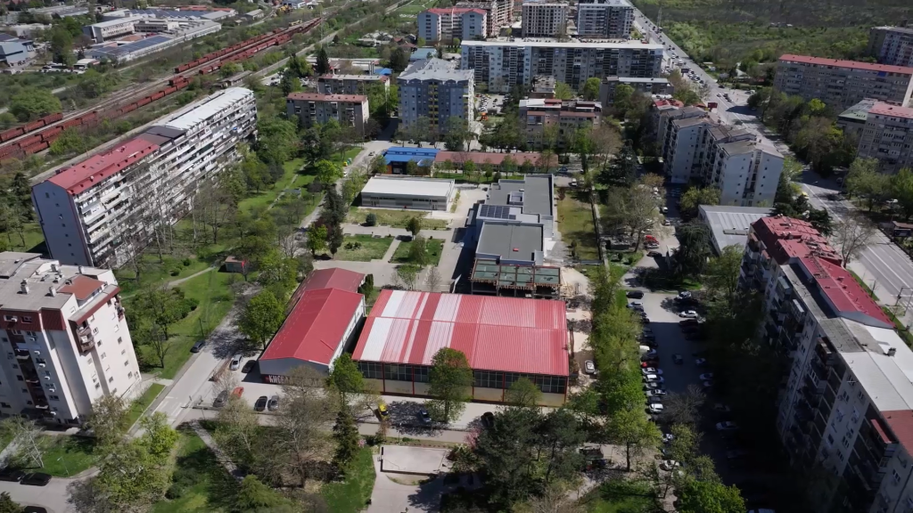 (ВИДЕО) Базенот во Кисела Вода: свечено промовиран лани, а сè уште под клуч