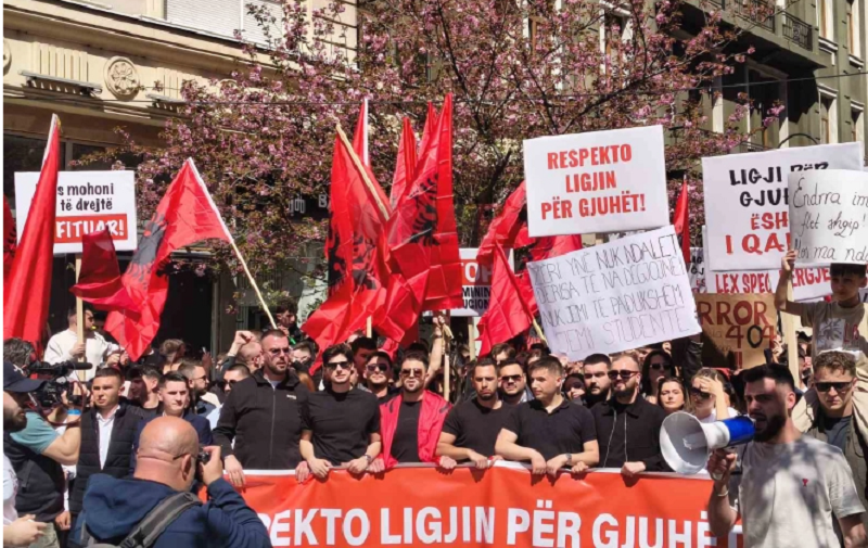 (ФОТО) Почитувајте го Законот за јазиците – порачаа студентите на протестот за полагање на правосудниот испит на албански
