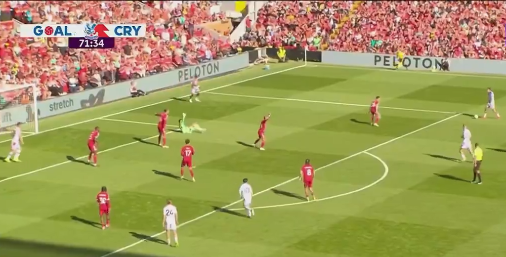 Најнефер потег на сезоната: Муњоз му даде гол на повредениот голман на Ливерпул (ВИДЕО)