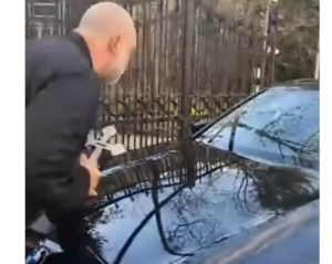 Маж во мантија и крст направи скандал во Софија – застана пред возилото на министерката за надворешни