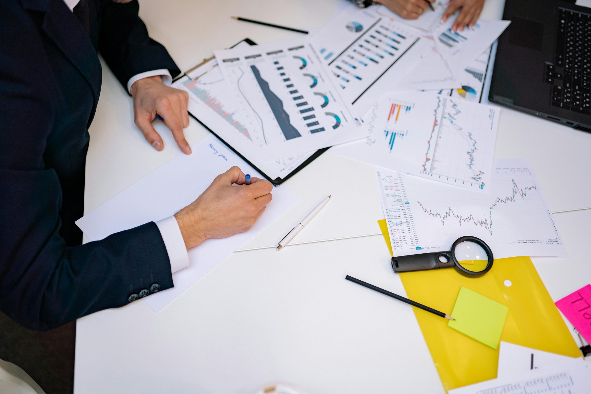 БАНКИ, ФАРМАЦЕВТИ, ТРГОВЦИ ВО ТОП-50: Кој ги направи најголемите добивки во Македонија за 2025?