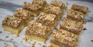 (ВИДЕО) Најдобриот старински колач: Рецепт за лондонски штангли, сочни и полни со јаткасти плодови – брза за правење, а уште побрза за јадење