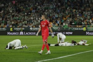 (ВИДЕО) Лути навивачи на Реал Мадрид ги навредуваа играчите: Срам да ви е!