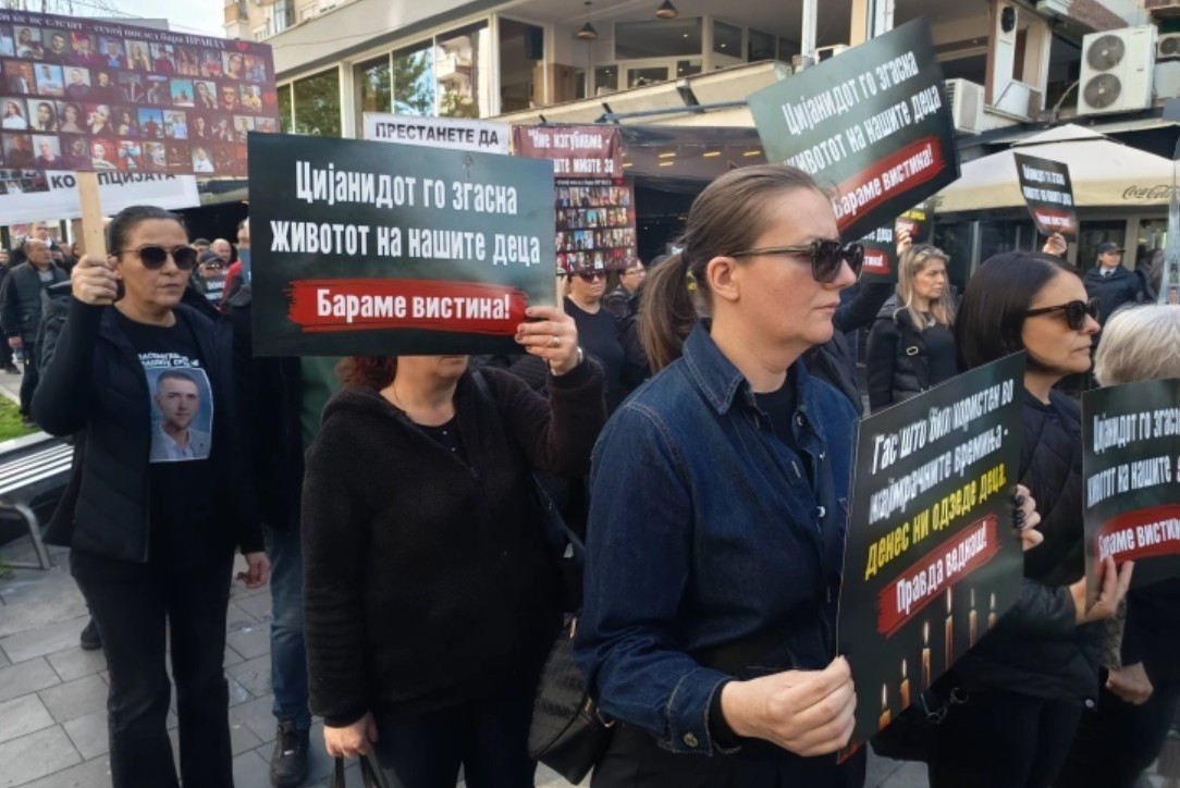 „Повеќе од една година сè уште нема целосен одговор“: родителите на загинатите во „Пулс“ ги бараат податоците од токсиколошките анализи