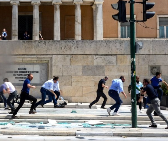 Маж на возраст од 89 години рани неколку луѓе во Атина