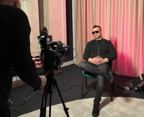 Пејачот Цобе Батјаровиќ ги прозва некои од колегите за потеклото: „До вчера беа Роми, а сега се фолираат“