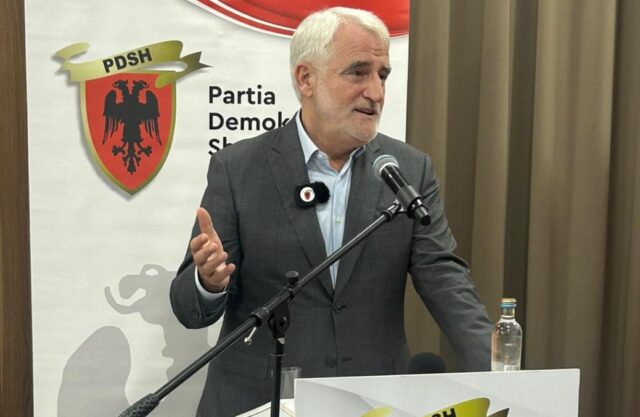 Тачи не го поддржува протестот за правосуден да се полага на албански јазик, ги обвинува ДУИ за политичка манипулација