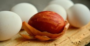 КАКО СЕ БОЈАТ ЈАЈЦА ВО ЛУШПИ ОД КРОМИД? Комбинација од природа и традиција