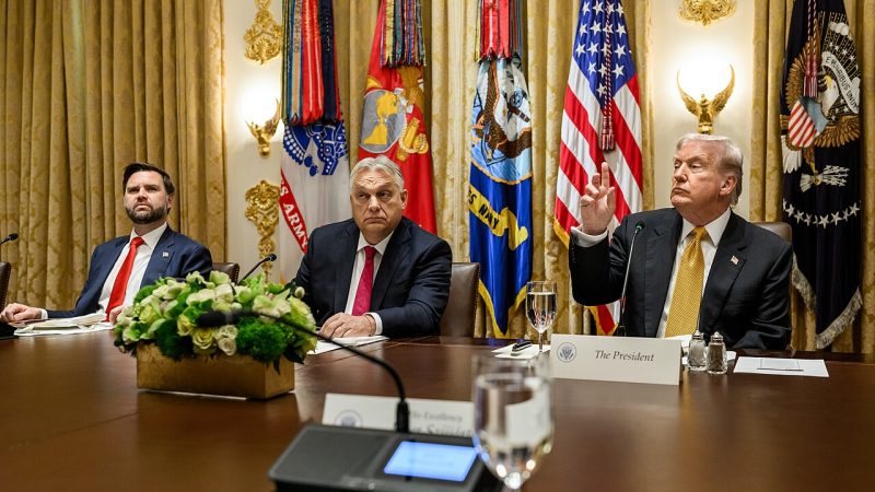 Венс пристигнува во Будимпешта во пресрет на изборите, Орбан губи поддршка во анкетите